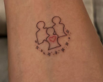Anitta mostra nova tatuagem com símbolo da constelação familiar e gera polêmica