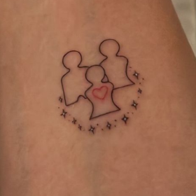 Anitta mostra nova tatuagem com símbolo da constelação familiar e gera polêmica