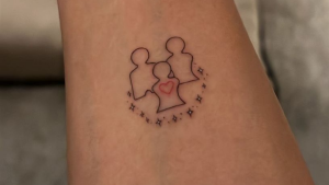 Anitta mostra nova tatuagem com s&iacute;mbolo da constela&ccedil;&atilde;o familiar e gera pol&ecirc;mica