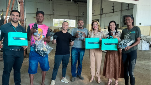 Sicoob Divicred participa de entrega de esteiras aos catadores de Divin&oacute;polis
