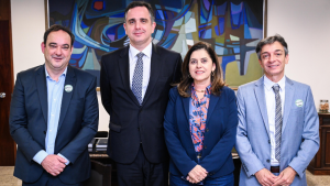 Gleide Andrade participa de reuni&atilde;o para fortalecer ind&uacute;stria t&ecirc;xtil em Divin&oacute;polis