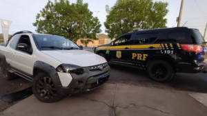 PRF recupera carro que foi furtado em Divinópolis