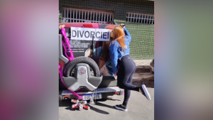 Divinópolis: mulher faz carreata para comemorar divórcio