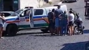 Itapecerica: viatura da PM Ambiental atinge motociclista