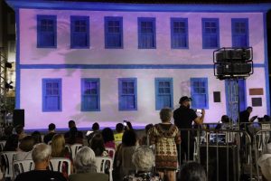 Secretário de Cultura de Divinópolis mostra funcionamento de elevador no Museu Municipal