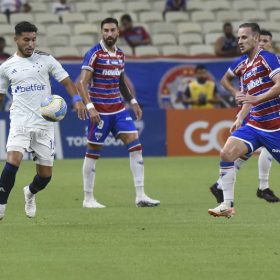 Raposa encara o Le&atilde;o do Pici pelo G4. Cruzeiro x Fortaleza. A Minas FM transmite.