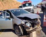 Carro bate em barranco e deixa quatro feridos na MG-050 entre Divinópolis e Itaúna