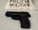 Homem tenta fugir da PM dentro de bar e é preso com réplica de pistola em Divinópolis