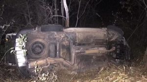 Homem morre ap&oacute;s carro capotar na MG-423, em Pitangui