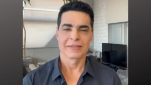 V&Iacute;DEO: Cantor divinopolitano relembra o dia que conheceu Silvio Santos