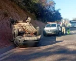 Mulher capota carro na MG-050