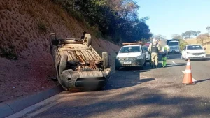 Mulher capota carro na MG-050