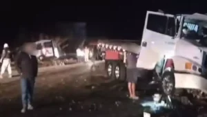 Ita&uacute;na: Acidente entre van e caminh&atilde;o na MG-431 deixa feridos