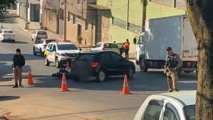 Veja v&iacute;deo: Acidente na rua Pernambuco deixa motociclista ferido