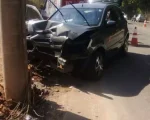 Divinópolis: Colisão de carro com poste no Mangabeiras deixa mulher e criança feridos