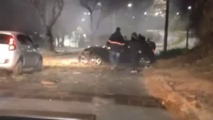 Condutor fica ferido ao bater carro contra poste na av. JK em Divin&oacute;polis; Veja v&iacute;deo
