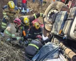 Motorista de Itaúna morre em capotamento de carreta na BR-262 em Luz