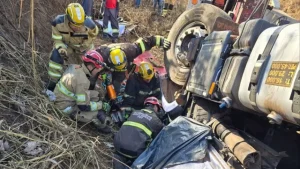 Motorista de Ita&uacute;na morre em capotamento de carreta na BR-262 em Luz