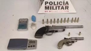 Divin&oacute;polis: PM prende tr&ecirc;s jovens e apreende armas ap&oacute;s cumprimento de mandado
