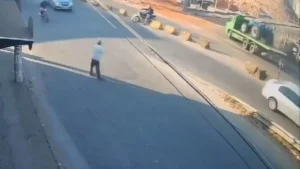 V&iacute;deo: Idoso fica ferido ap&oacute;s ser atropelado por motociclista sem CNH, em Divin&oacute;polis