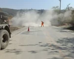 Carreta tomba e espalha cimento na BR-354