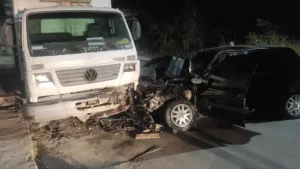 Carro colide com caminh&atilde;o pr&oacute;ximo ao Batalh&atilde;o da Pol&iacute;cia, em Formiga