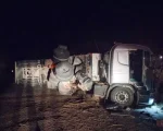 Carreta com carga de café tomba na BR-354, em Formiga