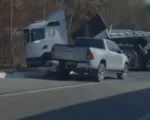 Carreta com carvão tomba na BR-494 entre Divinópolis eNova Serrana