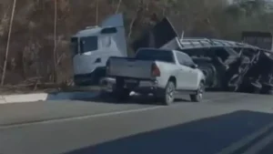 Carreta com carv&atilde;o tomba na BR-494 entre Divin&oacute;polis eNova Serrana