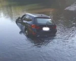 Carro furtado é encontrado dentro de rio em Itaúna