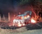Carro pega fogo em Arcos; incêndio pode ter sido criminoso