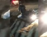 Motociclista cai em rua com obras da Copasa