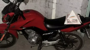 Divin&oacute;polis: PM recupera moto furtada e apreende adolescente