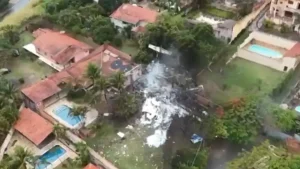 Queda de avi&atilde;o em Vinhedo&ndash;SP: 50 corpos j&aacute; foram retirados dos escombros