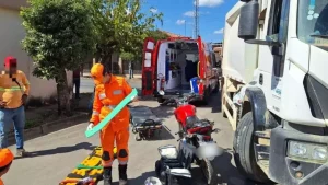 Arcos: Idoso de 72 anos &eacute; socorrido ap&oacute;s colis&atilde;o entre moto e caminh&atilde;o