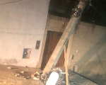 Carro em alta velocidade bate em poste e motorista foge