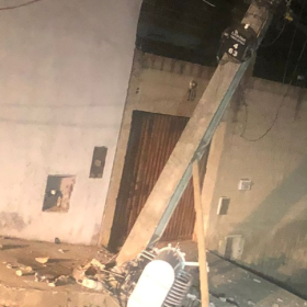 Carro em alta velocidade bate em poste e motorista foge