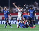 Desmaio de jogador do Nacional durante partida no Morumbi: Juan Izquierdo encontra-se na UTI