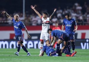 Desmaio de jogador do Nacional durante partida no Morumbi: Juan Izquierdo encontra-se na UTI