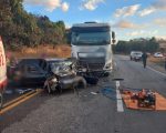 Formiga: Acidente entre carro e carreta deixa homem gravemente ferido