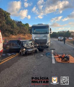 Formiga: Acidente entre carro e carreta deixa homem gravemente ferido
