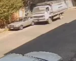 Caminhão bate em carro estacionado e motorista foge