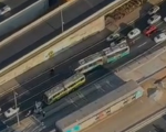 Acidente envolvendo ônibus Move e carro bloqueia pista na Avenida Antônio Carlos