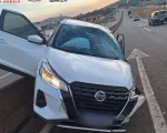 MG 050: Veículo capota após colisão com mureta