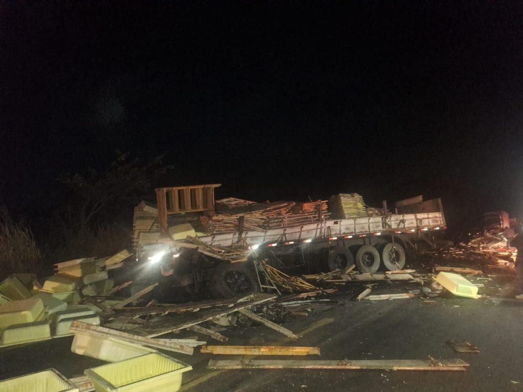 Engavetamento deixa três mortos na BR-262, em Nova Serrana