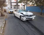 BH: BMW bate em poste e motorista fica ferido