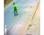 Câmera flagra gari agredindo cachorro na Grande BH