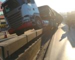 Carreta sobe em mureta e complica trânsito na Grande BH