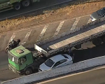 Carro fica prensado em mureta após acidente com carreta no Anel Rodoviário em BH