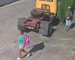 Vídeo: Casal furta luminárias de residência em Divinópolis